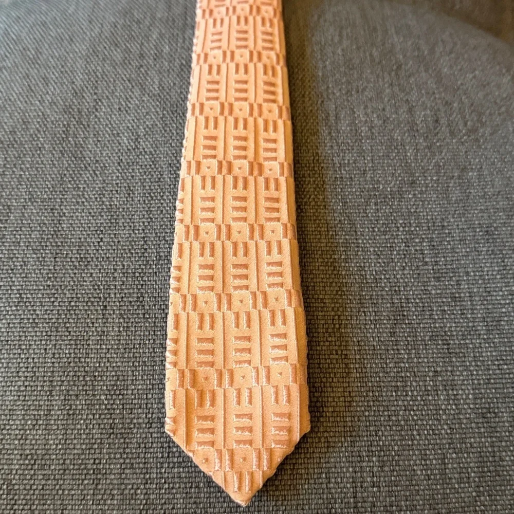 NWOT Domenics Vacca Silk Woven Seven Fold Handmade Necktie. Peach Color.